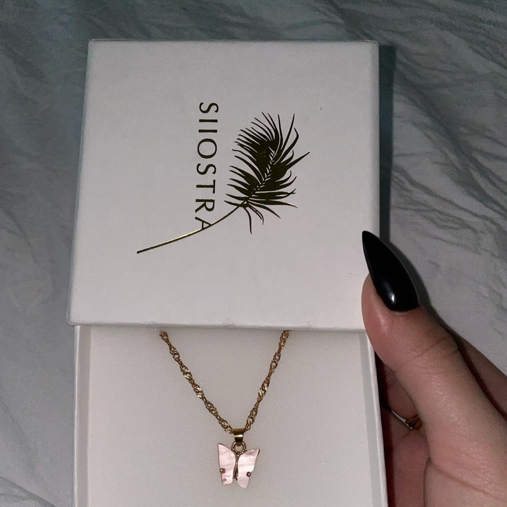 Baby Pink Butterfly Necklace 💗 - Picture 7 of 9
